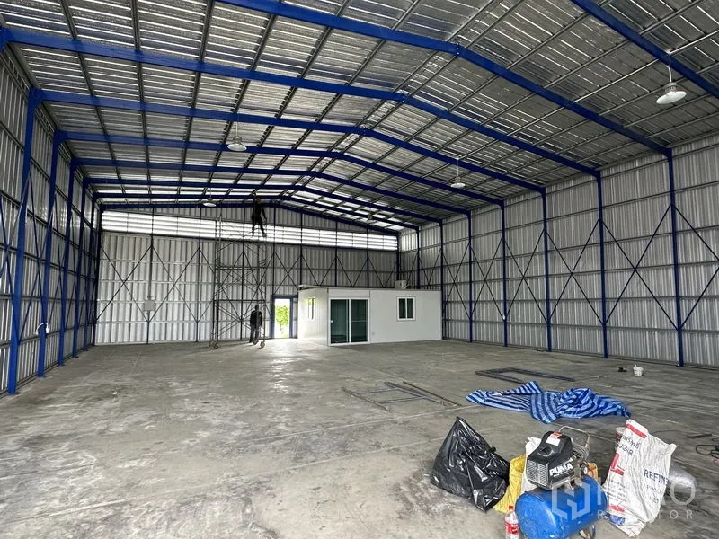 Warehouse for rent in Khlong Luang, Pathum Thani - Steel truss roof, ventilation louvres and smooth concrete floor inside the warehouse.