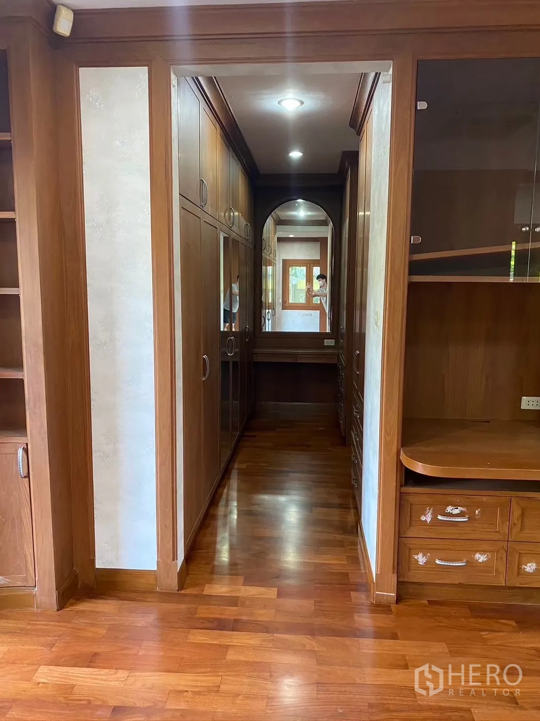 独立式住宅 出租在Watthana, Bangkok - 步入式衣帽间，木质柜体与梳妆镜