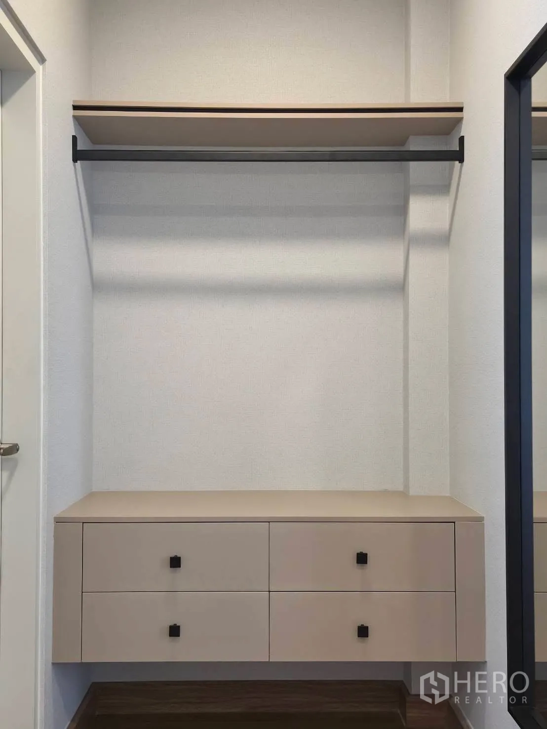 Detached House for rent in Bang Phli, Samut Prakan - Walk-in closet area with drawers, shelf, and hanging rail.