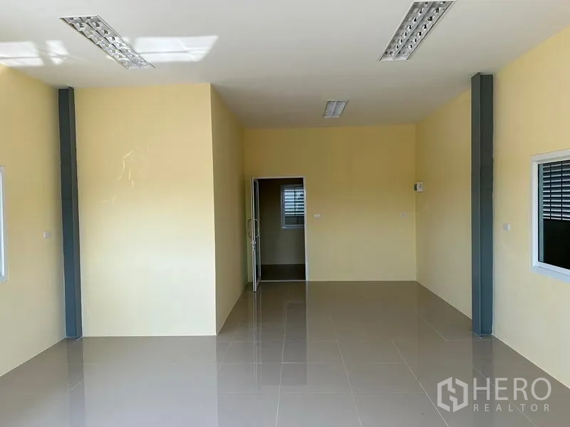 Warehouse for rent or sale in Bang Phli, Samut Prakan - Open-plan office area with neutral walls, ceiling lights and side windows.