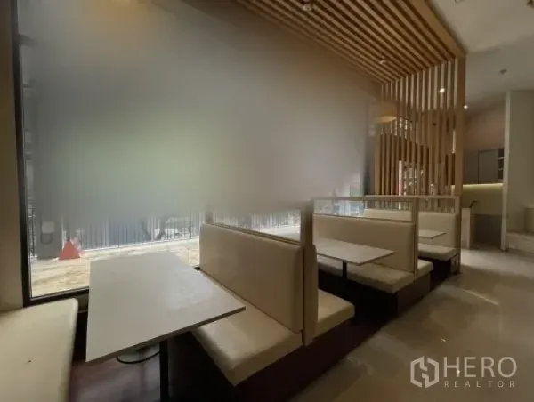 Retail Space for rent in Khlong Toei, Bangkok - Window-side booths with wooden slat ceiling and frosted glass frontage in the retail space.