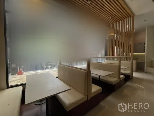 Retail Space for rent in Khlong Toei, Bangkok - Window-side booths with wooden slat ceiling and frosted glass frontage in the retail space.