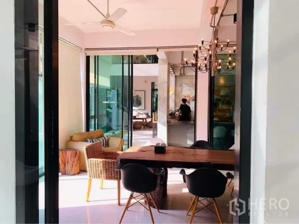 สำนักงานที่บ้าน ขายในWang Thonglang, Bangkok - พื้นที่ทำงานแบบเปิดสว่าง โต๊ะไม้สไตล์รัสติก เก้าอี้หวาย โคมระย้า และประตูกระจกเลื่อน