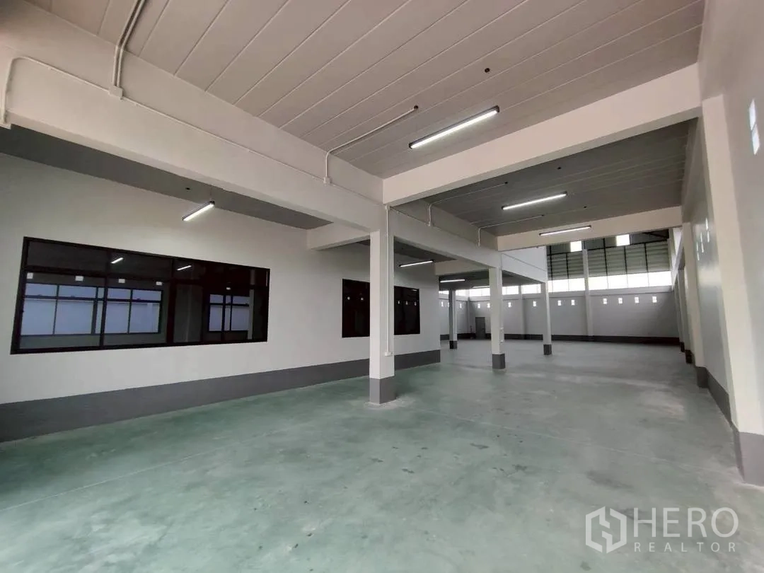 工厂 for rent in Krathum Baen, Samut Sakhon - 一层生产区，混凝土地面、结构柱与大幅内窗。