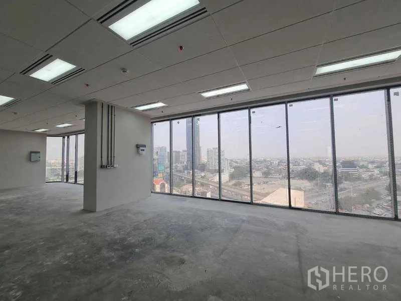 Office Space for rent in Chatuchak, Bangkok - Corner office area with floor‑to‑ceiling glass offering panoramic city skyline views.