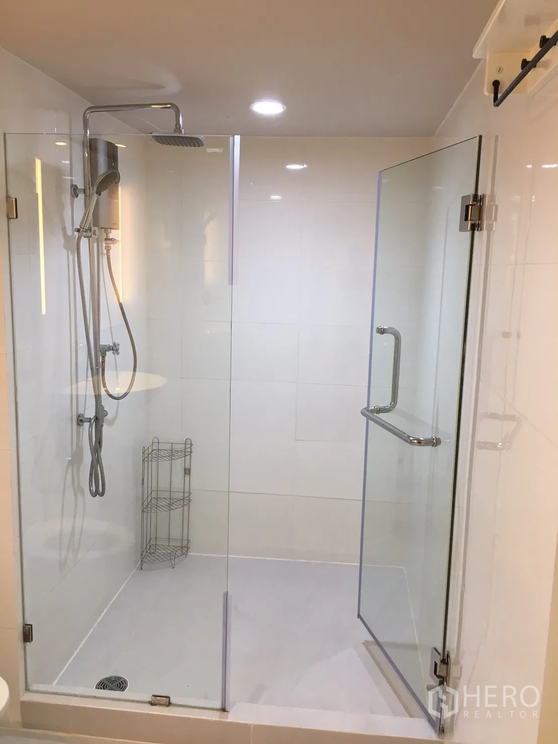 Condominium for rent or sale in Khlong Toei, Bangkok - Modern bathroom with a frameless glass shower and rain shower head.