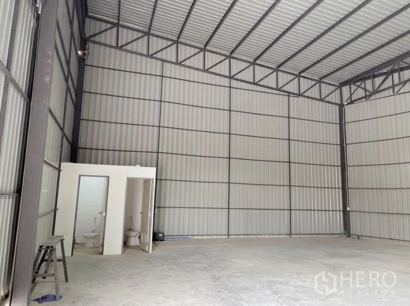 คลังสินค้า ให้เช่าในBang Na, Bangkok - มุมภายในโกดังมีห้องน้ำในตัว ใต้ผนังและหลังคาเมทัลชีทสูง