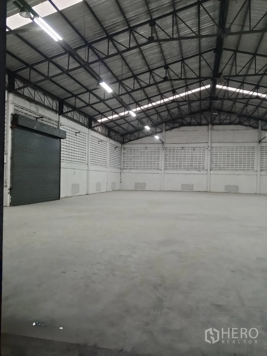 โกดัง for rent in Min Buri, Bangkok - ฮอลล์เก็บสินค้าภายใต้โครงหลังคาเหล็ก พร้อมไฟสว่างและทางเข้าประตูม้วน
