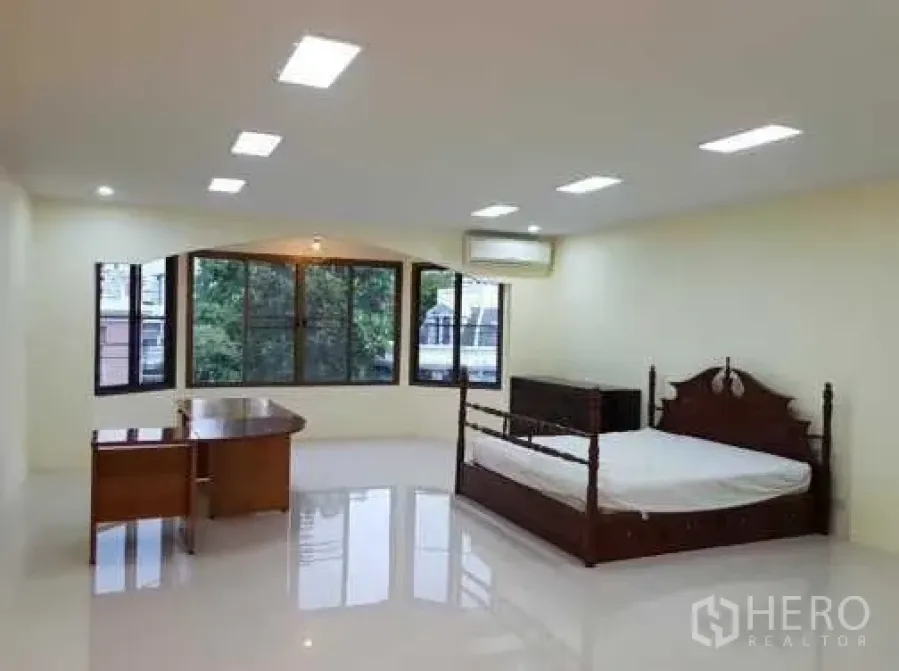 Featured image for For rent 5 Bedroom Townhouse in Khlong Tan Nuea, Watthana, Bangkok BTS Ekkamai
