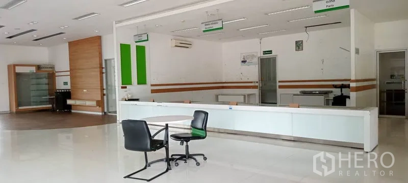 货栈 出租或出售在Lam Luk Ka, Pathum Thani - 明亮接待区与零件服务柜台，内置桌台与指示牌