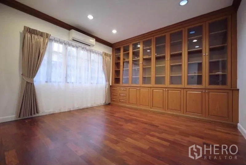 Detached House for rent in Bang Phli, Samut Prakan - Study room featuring wall-to-wall built-in wooden cabinets and air conditioning.