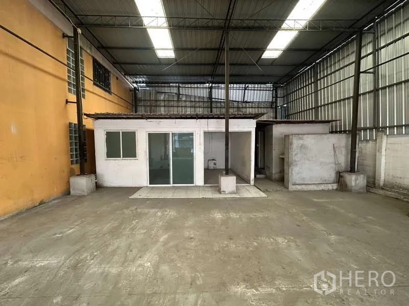 货栈 出租在Pak Kret, Nonthaburi - 仓库内置办公室，配滑动玻璃门。