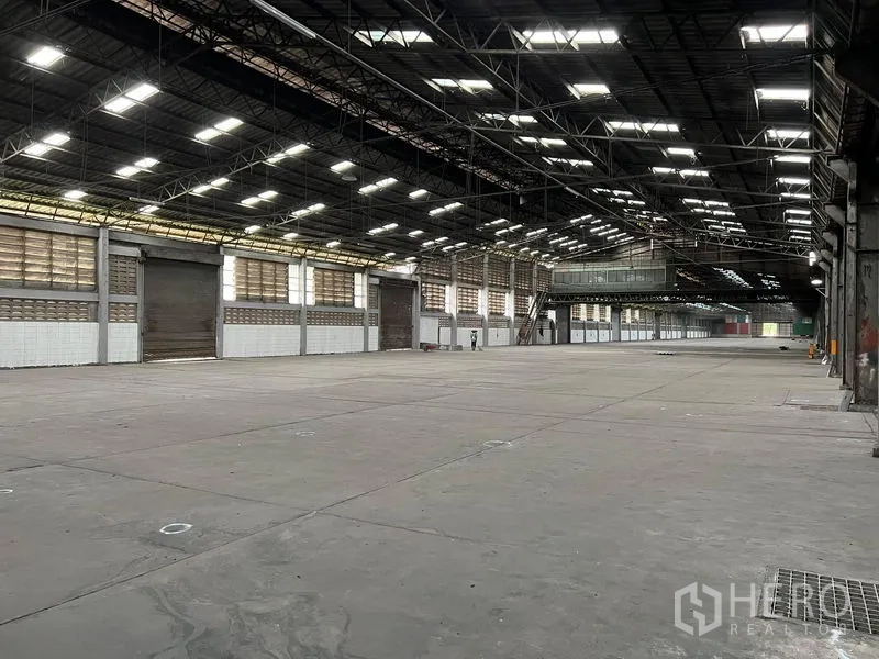 Warehouse for rent in Bang Pa-in, Phra Nakhon Si Ayutthaya - Spacious warehouse hall with rows of steel columns, roof lights and multiple loading bays.
