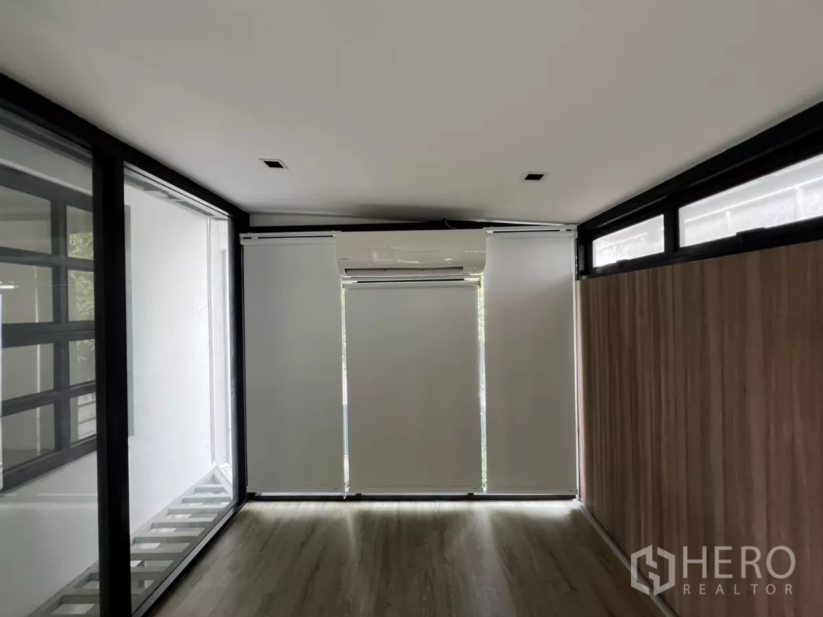 带办公室的家 出租或出售在Phra Khanong, Bangkok - 狭长办公室，卷帘与分体空调
