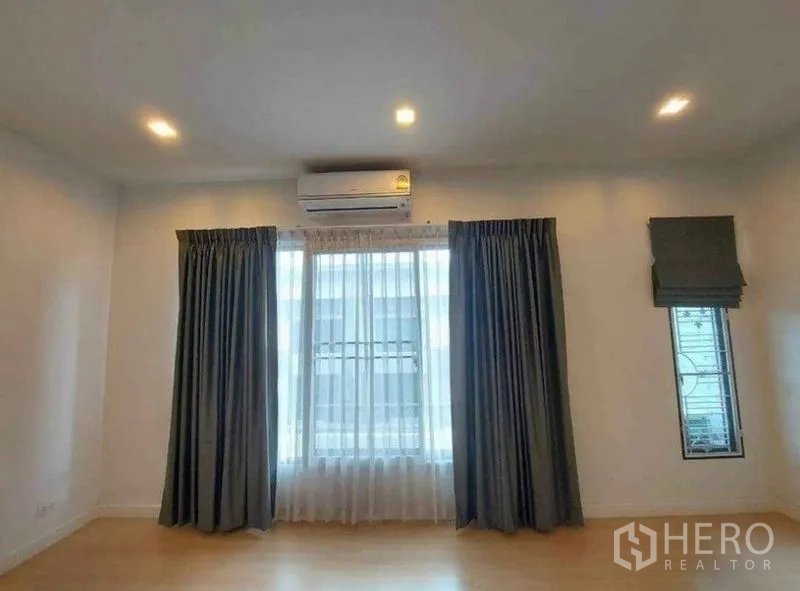 联排别墅 出租在Bang Phli, Samut Prakan - 宽敞卧室，分体空调、嵌灯与大面积窗户。