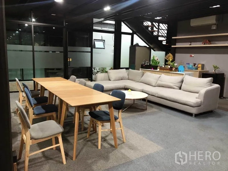 สำนักงาน ให้เช่าในBang Na, Bangkok - ออฟฟิศแบบโอเพ่นสเปซ โต๊ะยาว โซฟาตัวแอล ชั้นวางของ และบันได