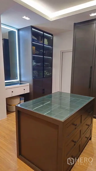 Detached House for sale in Sai Mai, Bangkok - Walk-in closet with glass-top island and illuminated wardrobes in the master suite.