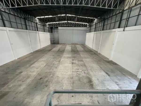 货栈 出租在Lat Krabang, Bangkok - 从夹层俯瞰的仓储区，强化地坪与隔热铁皮屋顶。