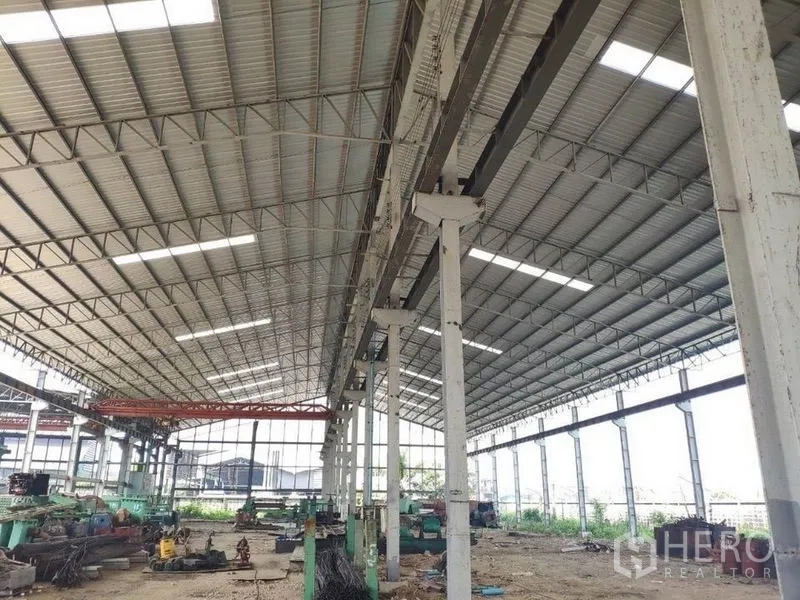 Factory for rent in Samut Sakhon - Bright open-sided workshop with trusses, skylights and equipment in Bang Krachao.