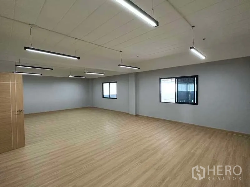 工厂 出售在Khlong Luang, Pathum Thani - 大开间办公区，木纹地板与吊装照明。