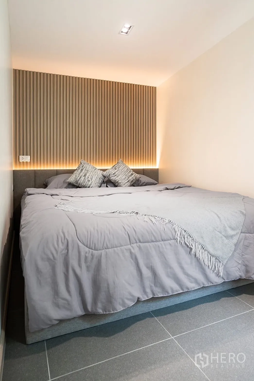 Detached House for rent in Huai Khwang, Bangkok - Alternative view of the compact bedroom with textured headboard lighting.