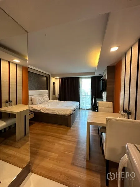 房间 出租在Khlong Toei, Bangkok - 现代低层公寓外立面，多阳台并设有围栏车位。