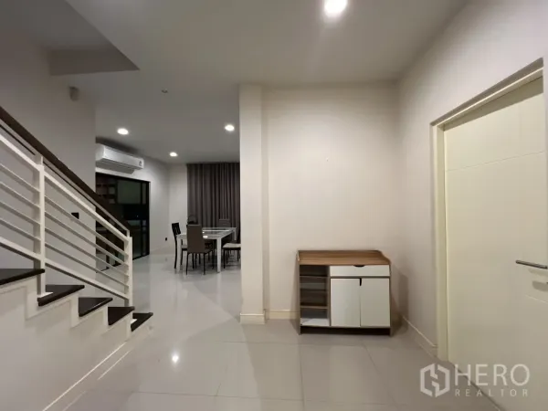 Detached House for rent or sale in Bang Kapi, Bangkok - Entrance hall with staircase and view to the dining area.