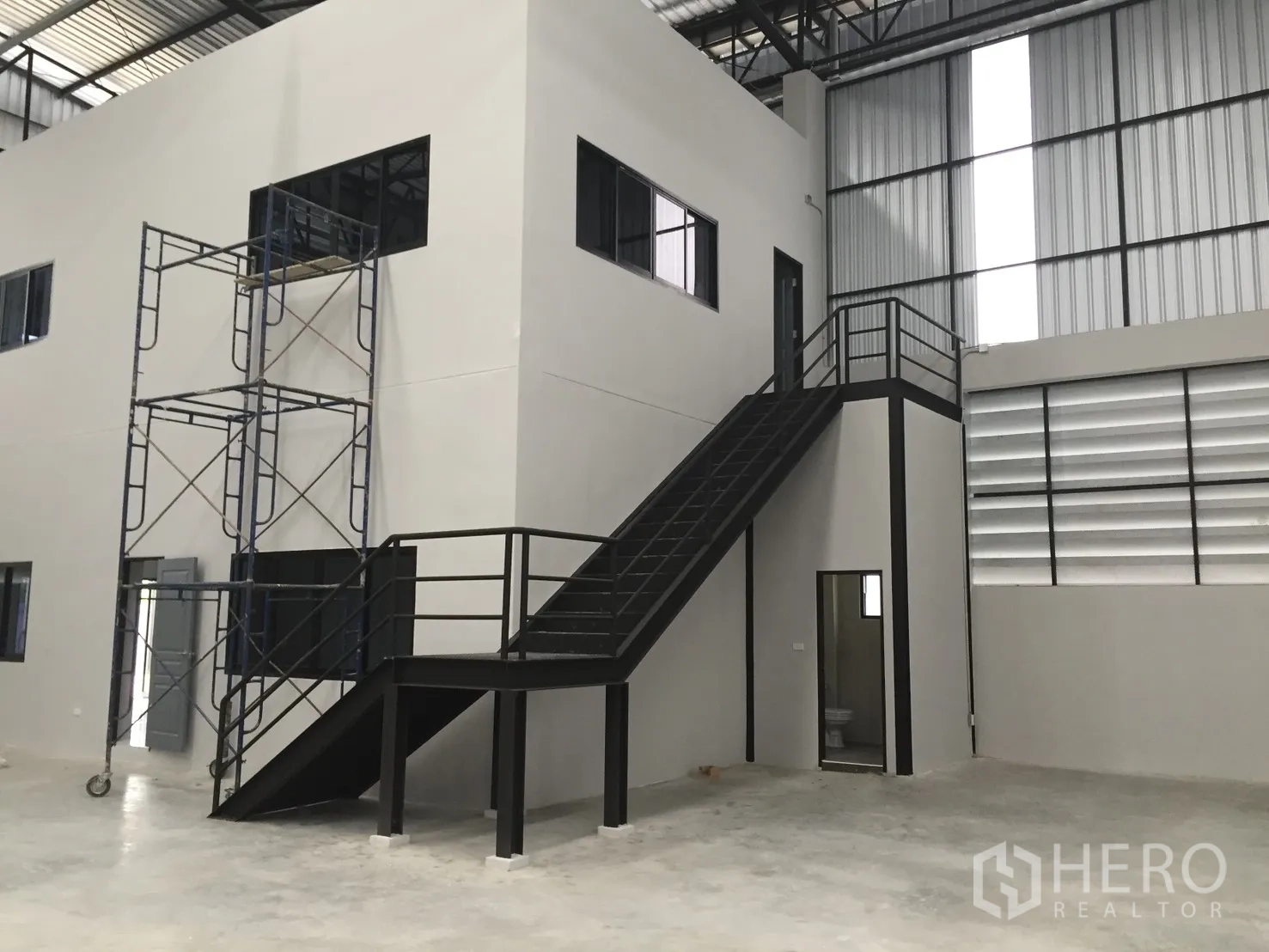 โกดัง for rent in Bang Phli, Samut Prakan - บันไดเหล็กขึ้นสู่สำนักงานชั้นบนในโกดัง