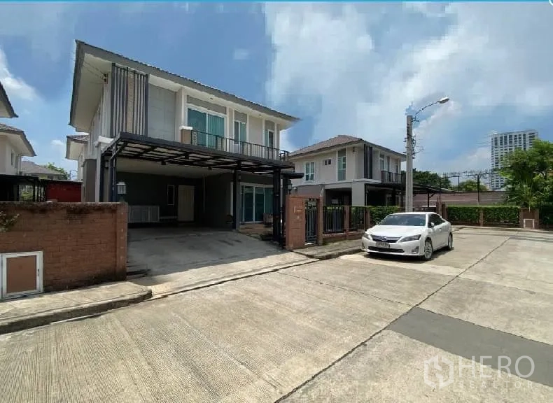 Detached House for rent in Suan Luang, Bangkok - Two-storey detached house with covered carport and gated driveway on a quiet street in Suan Luang, Bangkok.