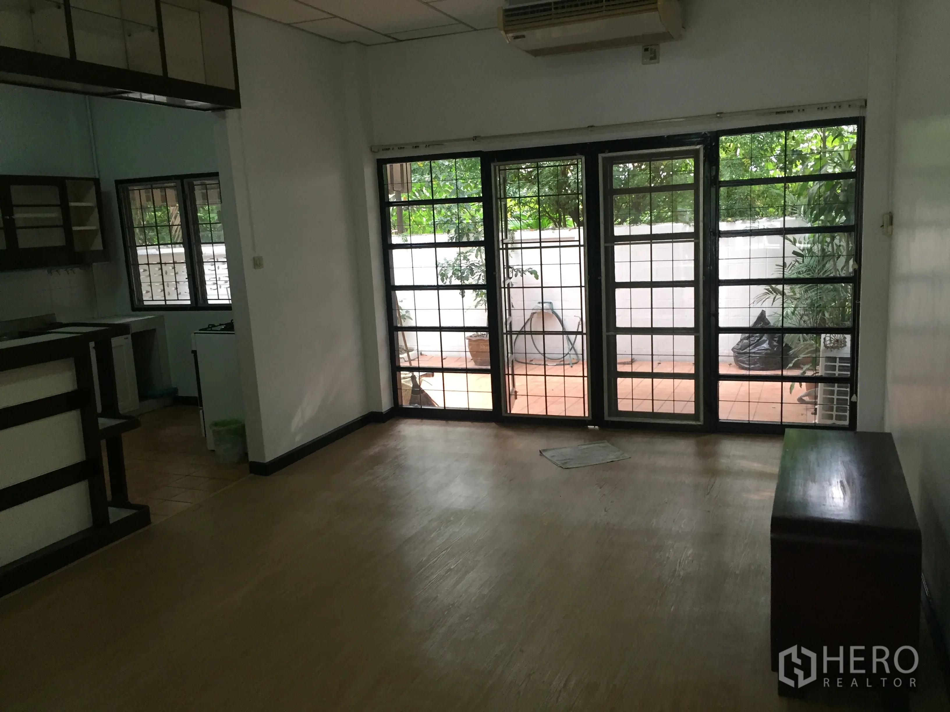 联排别墅 出租在Khlong Toei, Bangkok - 开放式客餐厅面向庭院，旁为厨房。