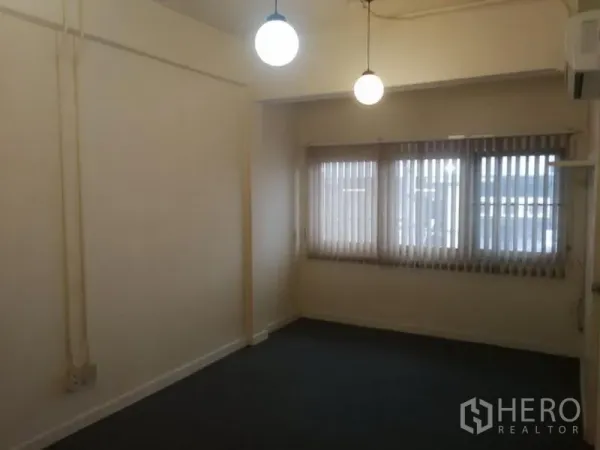 Townhouse for rent in Khlong Toei, Bangkok - Bright room featuring large windows, vertical blinds and hanging lights