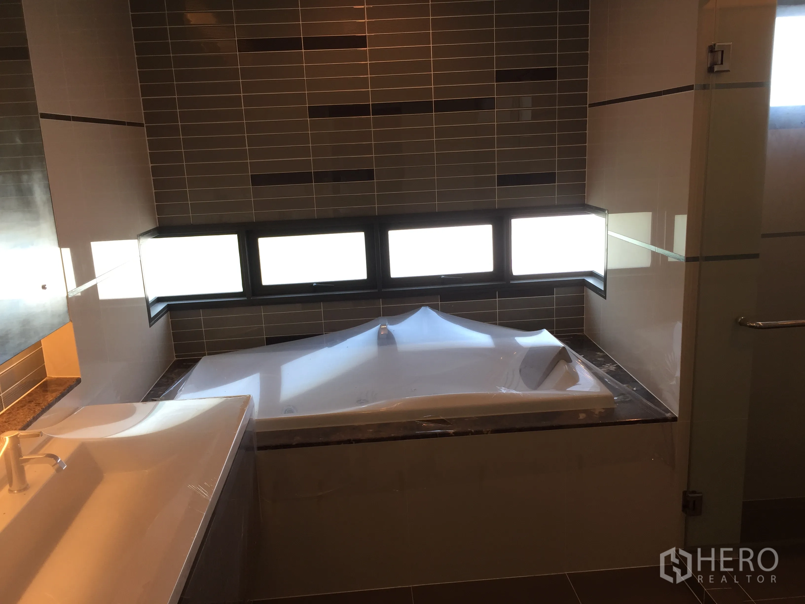 Detached House for rent or sale in Bang Kapi, Bangkok - Resort-style communal swimming pool with sun loungers inside the gated project.