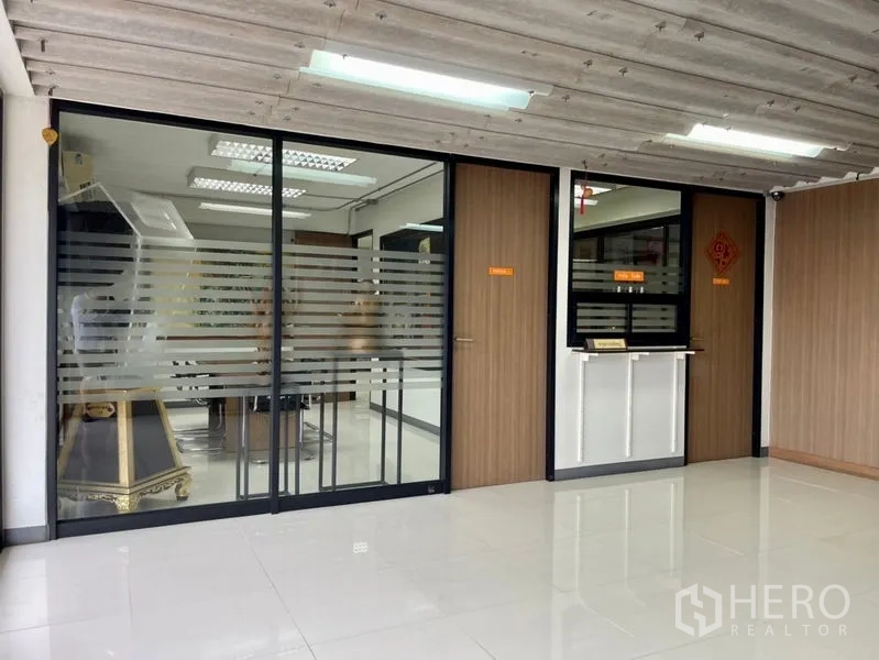 โรงงาน ให้เช่าในMueang Samut Prakan, Samut Prakan - พื้นที่สำนักงานกั้นกระจกฝ้าลายเส้นและประตูไม้
