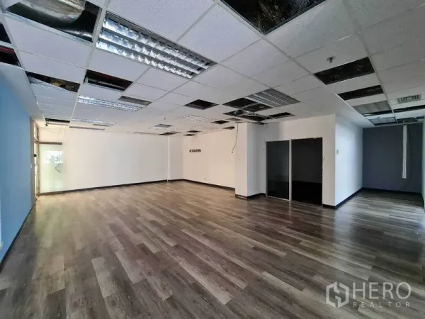 Office Space for rent in Watthana, Bangkok - Spacious workspace with vinyl flooring, fluorescent ceiling lighting and a glass-partitioned room.