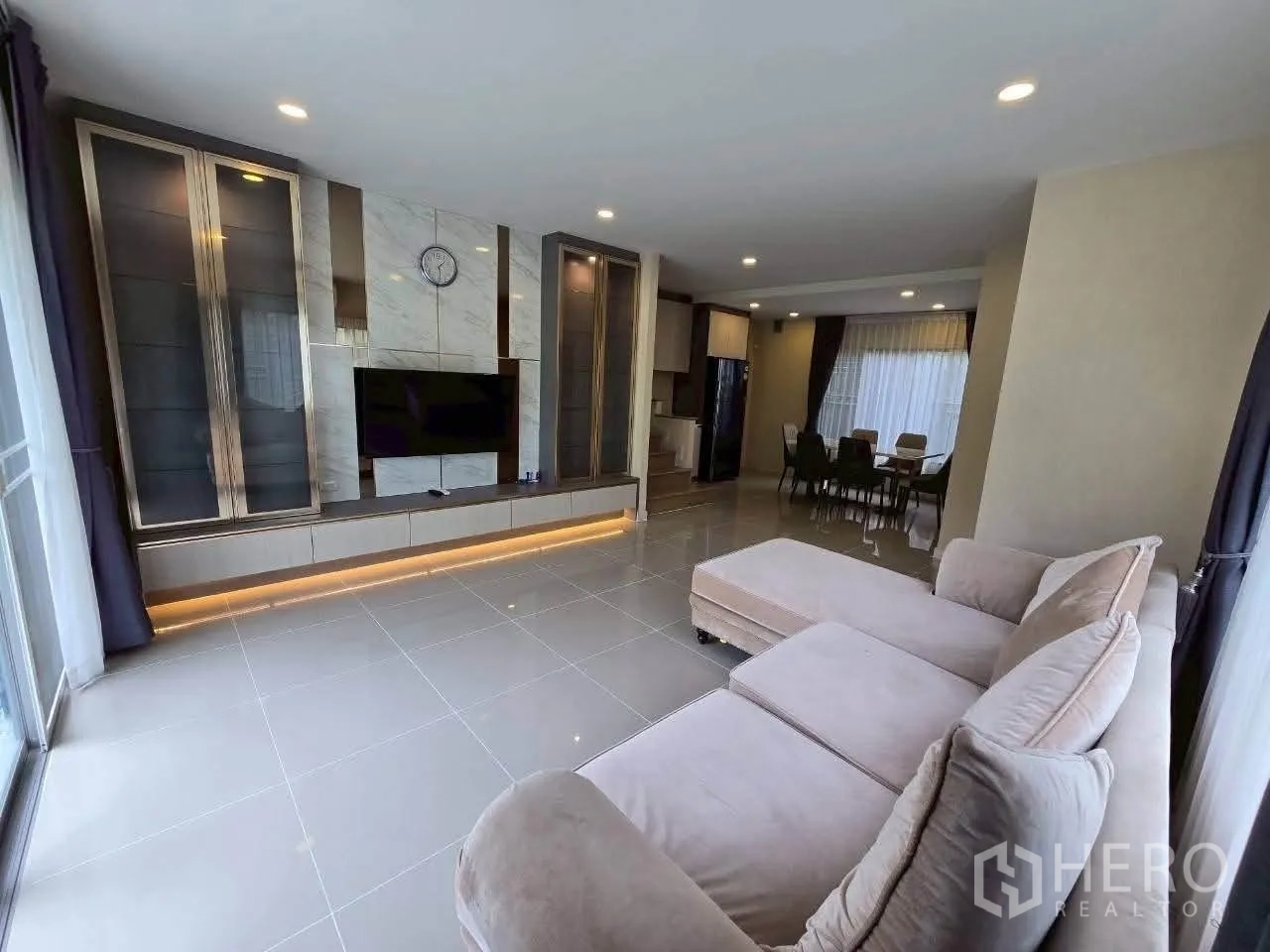 独栋房屋 for rent or sale in Lat Krabang, Bangkok - 房屋正面外观：两层独栋，带阳台、车棚与草坪。