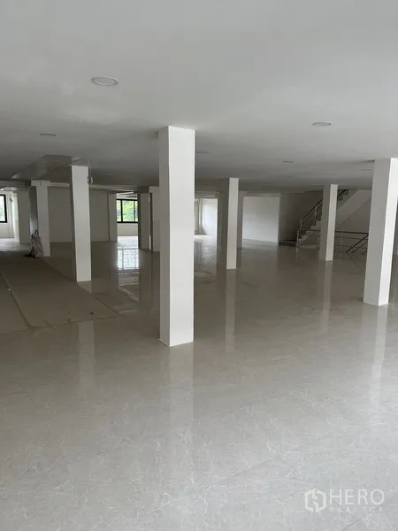 Office Space for rent or sale in Huai Khwang, Bangkok - Large open-plan office zone with columns and wide rear windows.