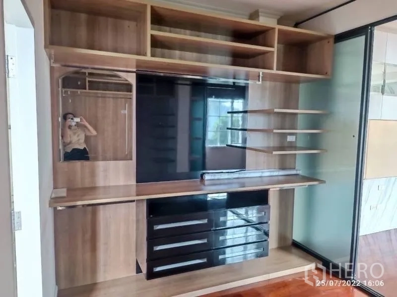 Detached House for sale in Prawet, Bangkok - Large walk-in closet with drawers, shelves and a mirrored vanity.