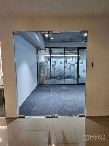 办公空间 出租在Ratchathewi, Bangkok - 入口大厅，双开玻璃门通向带磨砂隔断的办公室