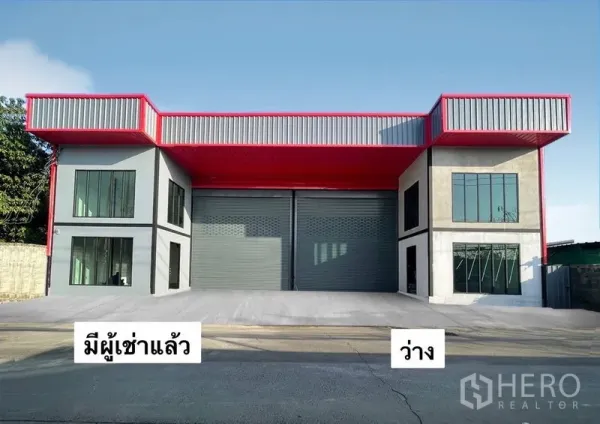 货栈 出租在Bang Kapi, Bangkok - 曼谷邦甲必区现代仓库外观，红色檐口，双卷帘门与宽阔卸货区