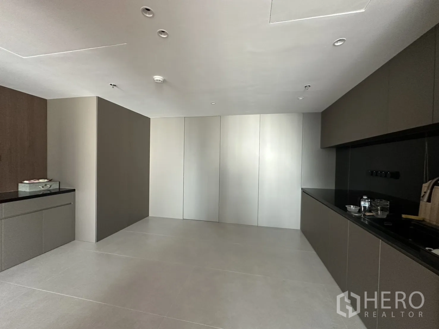 Office Space for rent in Din Daeng, Bangkok - Secondary pantry space with built-in counters and storage cabinetry.