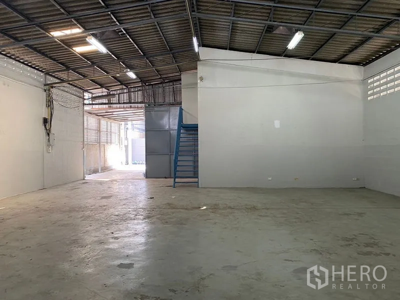 货栈 出租在Chatuchak, Bangkok - 开阔地面朝向前庭和雨棚区域。