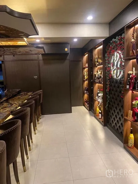 店屋 出租 - 走廊两侧为带灯木质展示架，陈列酒瓶与饰品。
