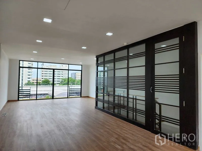 货栈 出租在Phra Khanong, Bangkok - 办公区配整面玻璃隔断与城市景观窗