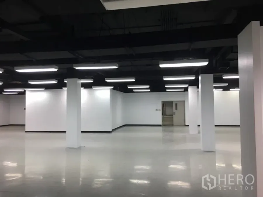 Office Space for rent in Huai Khwang, Bangkok - Spacious open‑plan office floor with white walls, pillars and bright LED panel lighting.