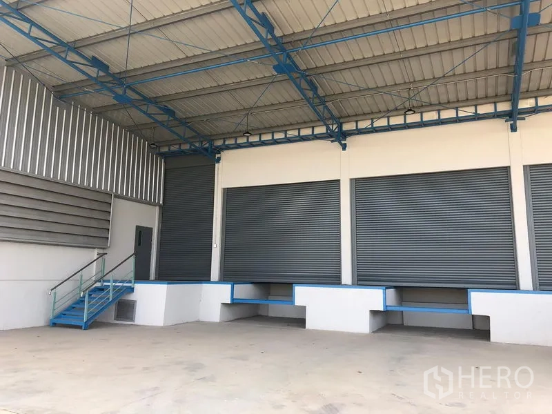 货栈 出租在Lat Krabang, Bangkok - 带顶装卸月台，设多道卷帘门与抬高式装卸码头，便于卡车作业。
