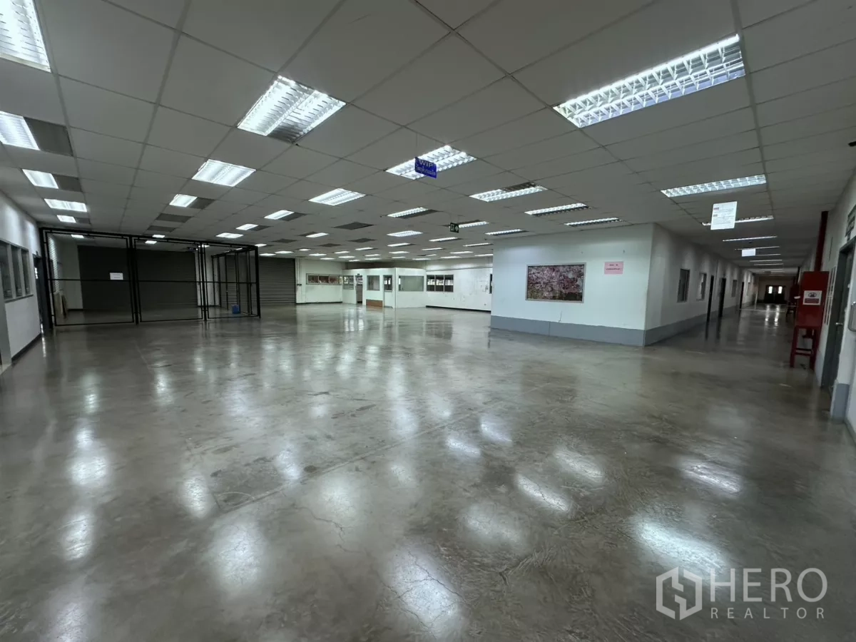 工厂 出售在Lat Krabang, Bangkok - 中央生产空间，连接走廊并设金属网围区。