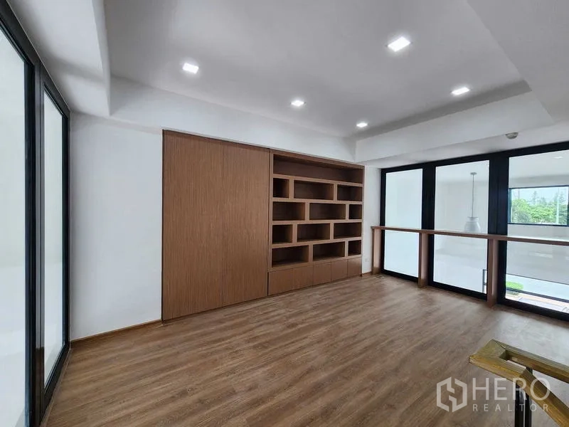 货栈 出租在Phra Khanong, Bangkok - 明亮工作区，内置木质置物架与大面积窗户