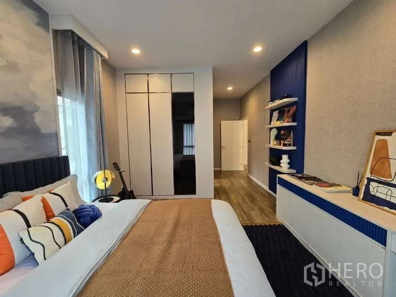 Detached House for rent in Bang Kapi, Bangkok - Second bedroom view with built-in wardrobe and shelves along the corridor.