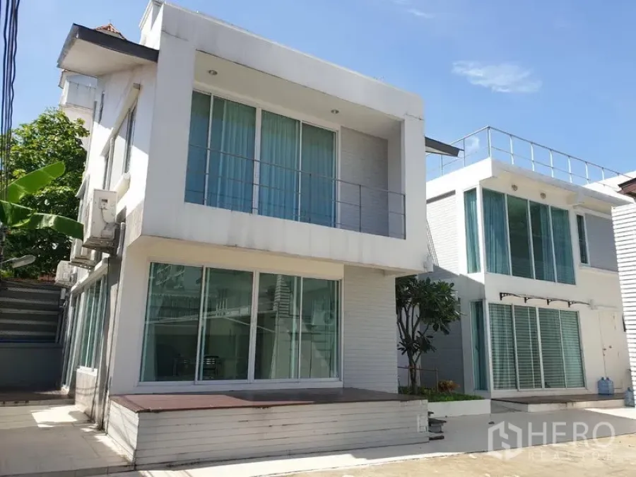 Detached House for rent in Khlong Toei, Bangkok - Modern white two-storey detached house with large windows and driveway in the Sukhumvit area.