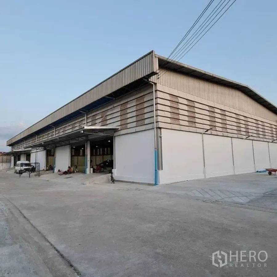 Warehouse for rent in Prawet, Bangkok - Corner view of modern warehouse with multiple bays and a broad concrete apron.